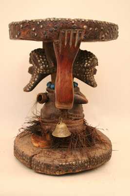 Songye (tabouret), d`afrique : république dém. du Congo., statuette Songye (tabouret), masque ancien africain Songye (tabouret), art du république dém. du Congo. - Art Africain, collection privées Belgique. Statue africaine de la tribu des Songye (tabouret), provenant du république dém. du Congo., 994/41..Tabouret cariatide Janus  à deux têtes,un coté masculin avec les matières magiques et un coté féminin avec des scarifications h.36cm. bois,clous,clochette en cuivre, perles, fibres, fer.Exceptionelle qualité d